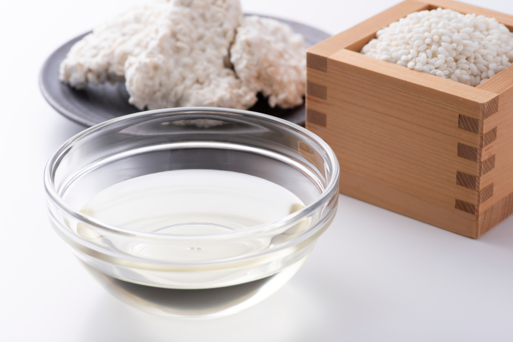 Bol de Vidrio con Mirin, Mirin: un ingrediente esencial en la gastronomía japonesa