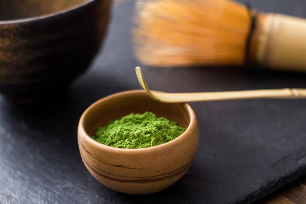 Té Matcha y utensilios para prepararlo